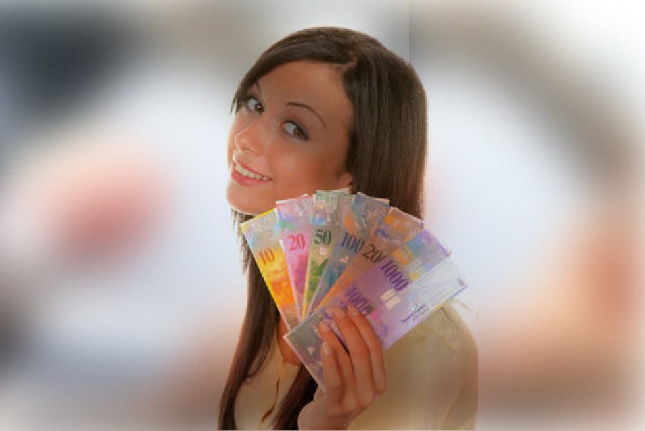 woman-holding-swiss-francs-in-hand-01